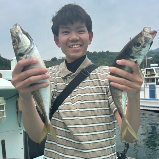 コマセ五目

前半スベって小サバのみ…
てかどこいっても小サバだらけやん！

なんとか後半にアジ見つけて、デカアジ含めてポツポツ拾えました！
途中からは動き早くて難しかったけど、皆さん手返し早くて助かりました！
ヒヤリとしましたが形になってよかったです♪
またの機会お待ちしております！

https://ryokuryu2.com/
↑ホームページ

☆LINE公式アカウント☆
↑登録お願い致します！

#公式アカウント
#登録お願いします 

釣り物各種⇩リクエストお待ちしております！

#アオリイカ　#ティップラン
#ホワイトモンスター　#春イカ
#アカムツ　#中深海
#ベニアコウ　#アブラボウズ
#マダイ
#アマダイ
#コマセ五目
#キハダ　#キハダキャスティング
#他リクエスト
お気軽にお問い合わせください！

#岩港　#緑龍丸　#釣り